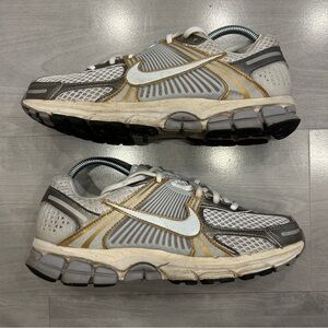 Nike Air Zoom Vomero 5 Sneakers Men's Size 8.5 Metallic Pewter Gold HJ7247-099